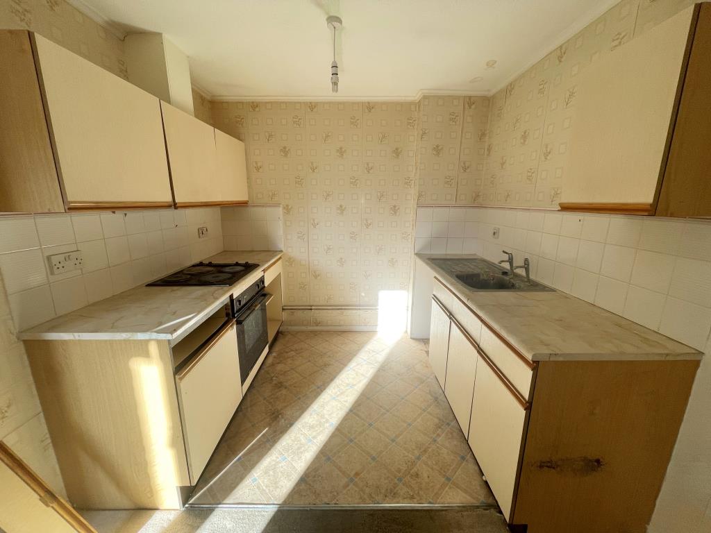 Lot: 33 - ONE-BEDROOM FLAT FOR IMPROVEMENT - Kitchen